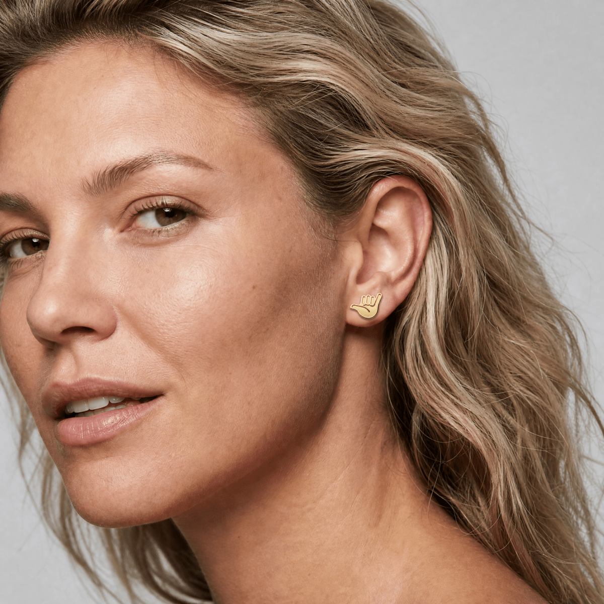 Hang Loose – Ohrstecker – gold - fyngers