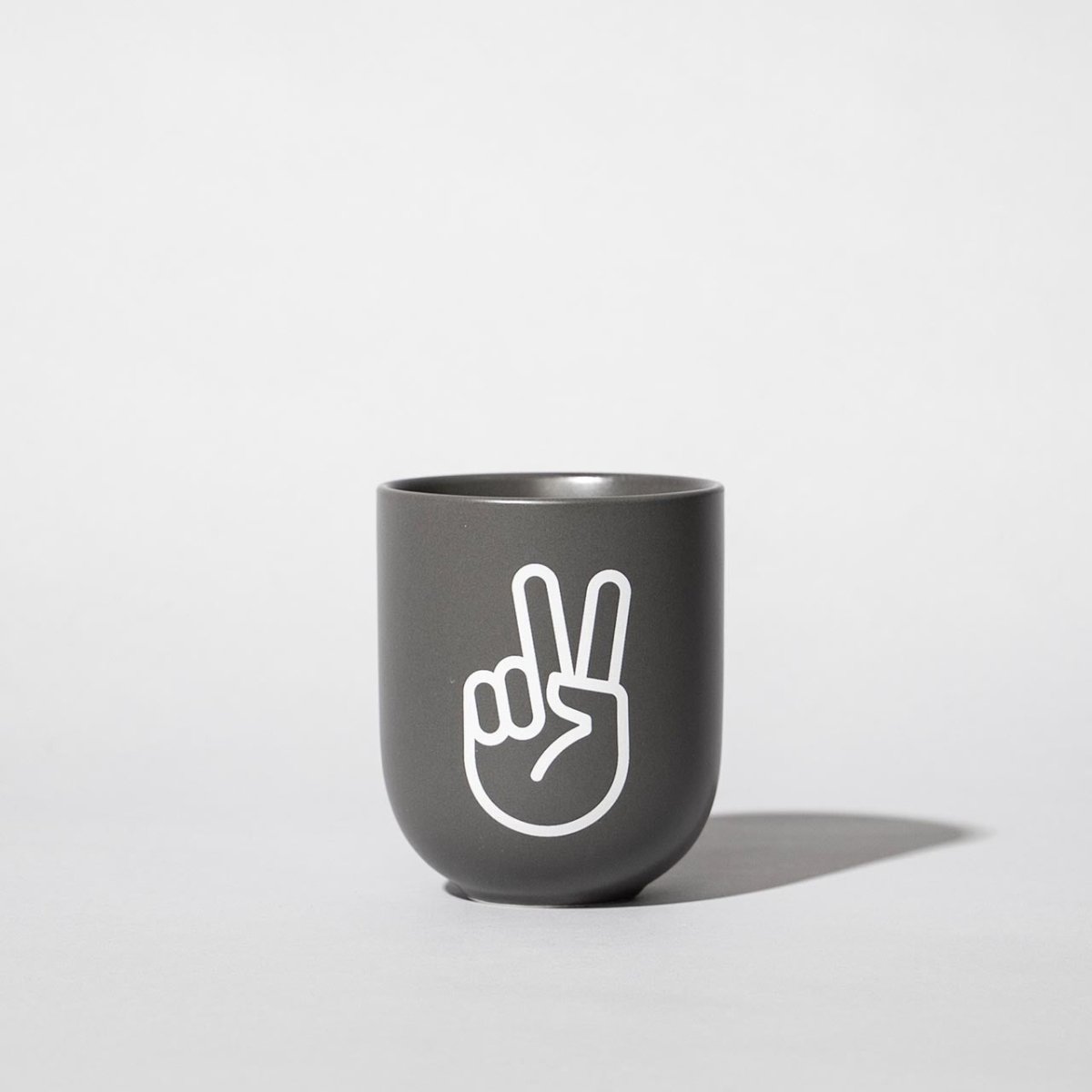 Peace – Porzellanbecher – grau matt - fyngers